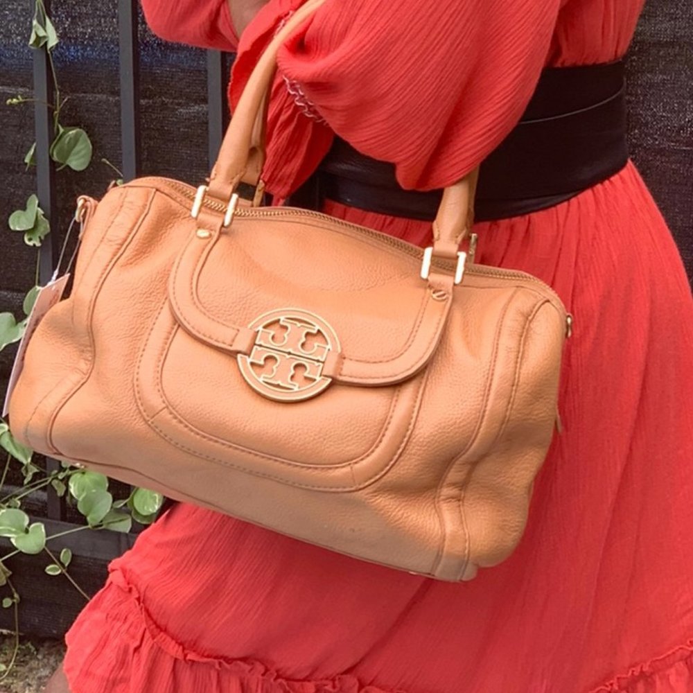 TORY BURCH AMANDA MIDDY CAMEL LOGO  HANDBAG